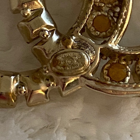 NWT Chanel brooch gold with crystal inlay - Picture 4 of 4